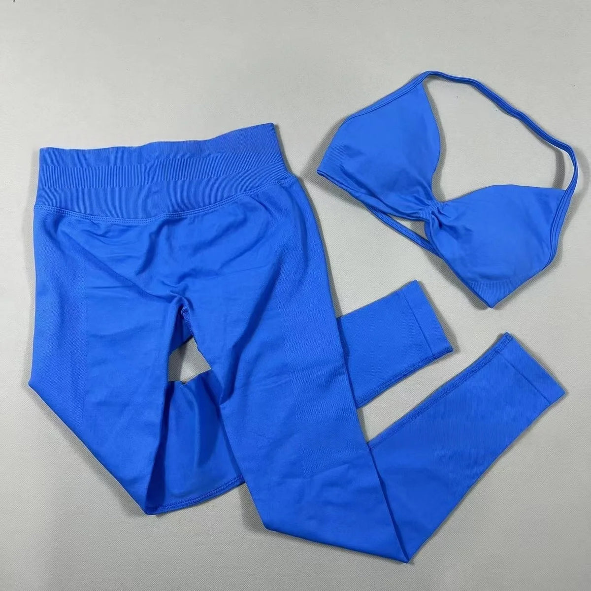 Women's seamless yoga set with halter neck sports bra and high-waisted lifting leggings