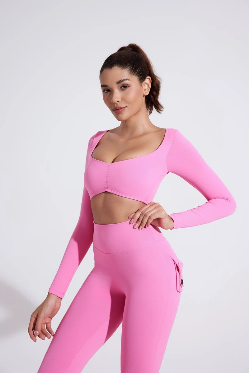 Nylon gym yoga long-sleeved T-shirt with pleats, fitted waist, suitable for women's fitness and sports activities.