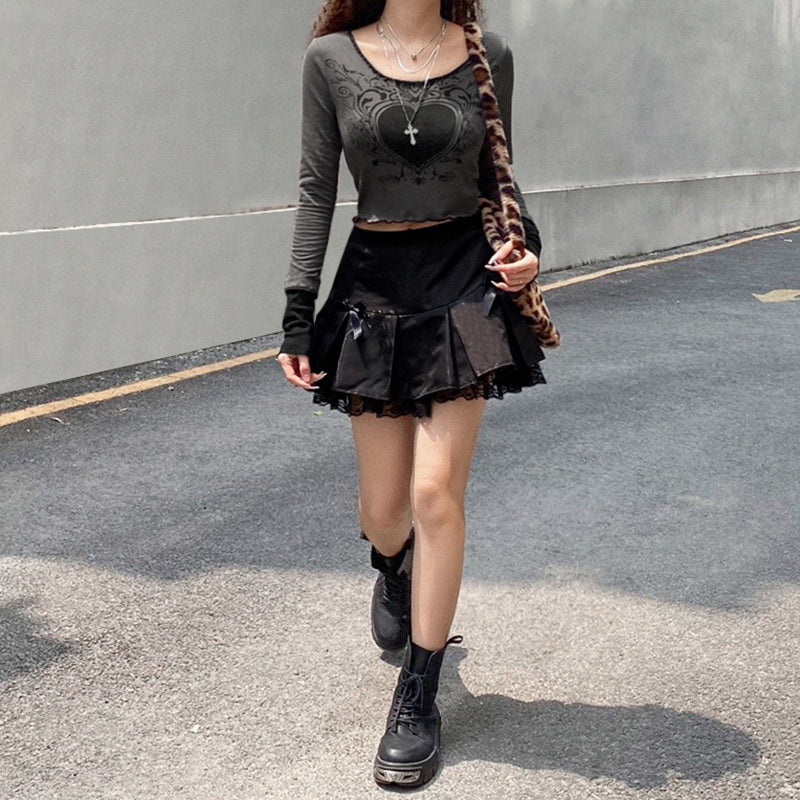 Dark academia gothic crop top featuring heart print and grunge retro fashion, ideal for women's autumn aesthetic outfits.