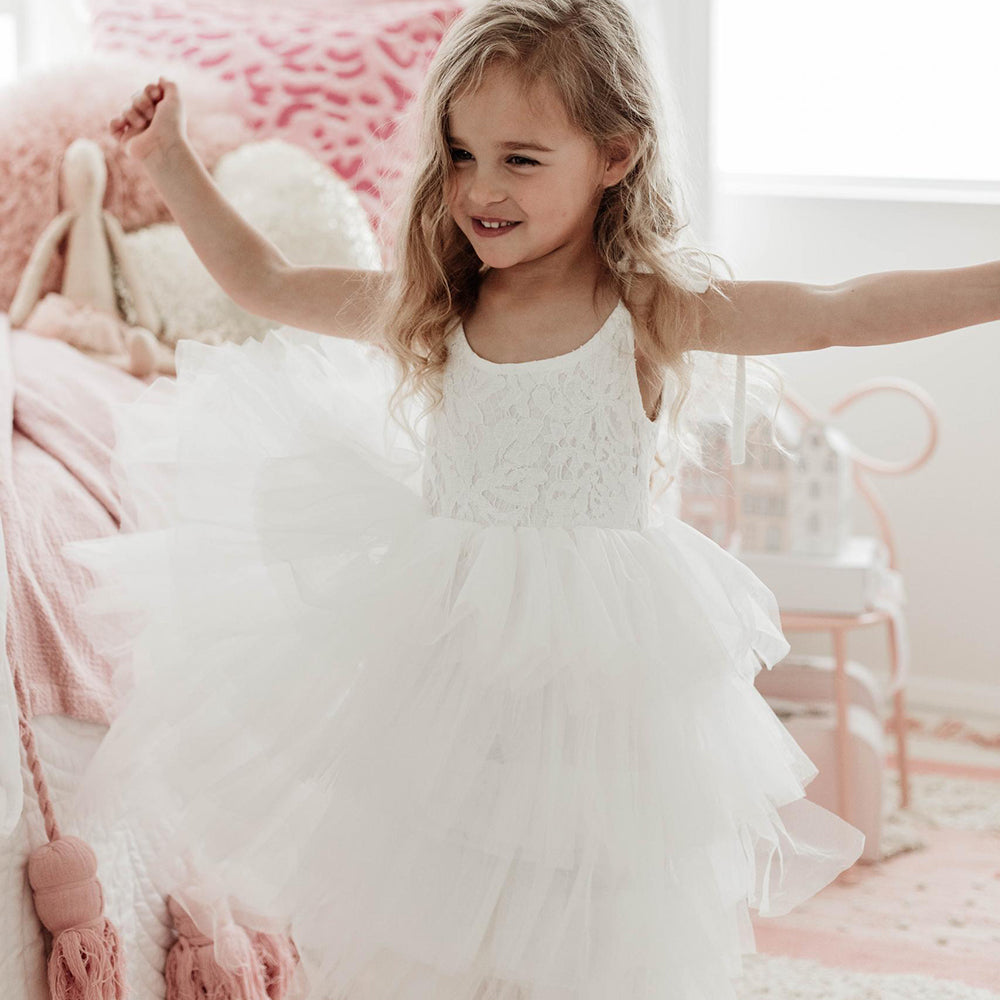Kids girls summer princess tulle dress with layered cake flower accents, sleeveless design, perfect for beach or birthday parties.