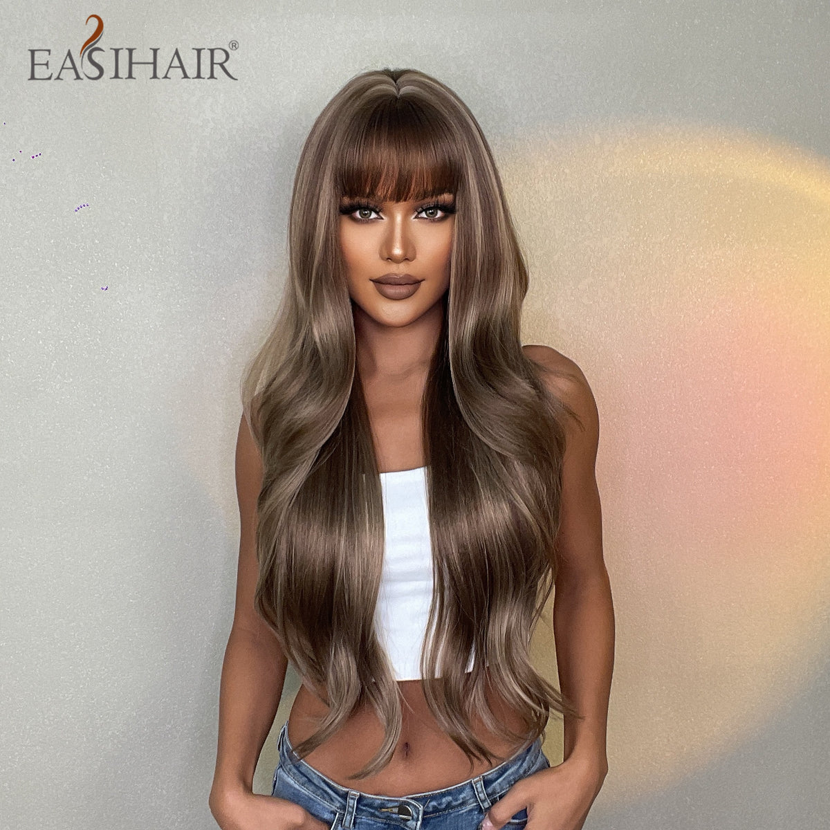 Long wavy brown and blonde synthetic wig with bangs, heat-resistant hair for women, suitable for daily wear and cosplay.