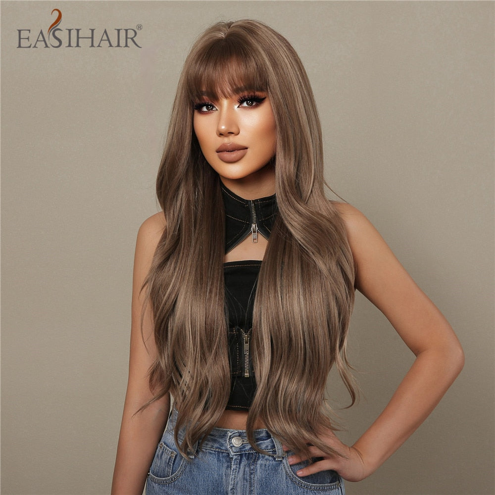 Long natural wavy brown and blonde synthetic wig with bangs, heat-resistant hair for women, ideal for daily wear and cosplay.