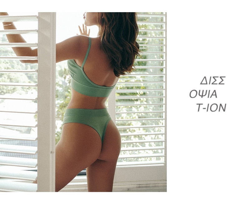 Seamless two-piece cotton lingerie set with low-waist thong and wire-free bralette, designed for comfort and everyday wear.