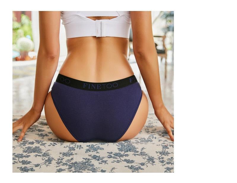 Two pairs of The Clothing Company Sydney cotton seamless briefs, low waist, solid color, breathable and comfortable women's underwear.