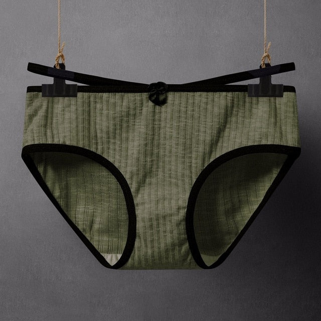 Cotton seamless girls' briefs from The Clothing Company Sydney, breathable and comfortable women’s underwear, casual lingerie.