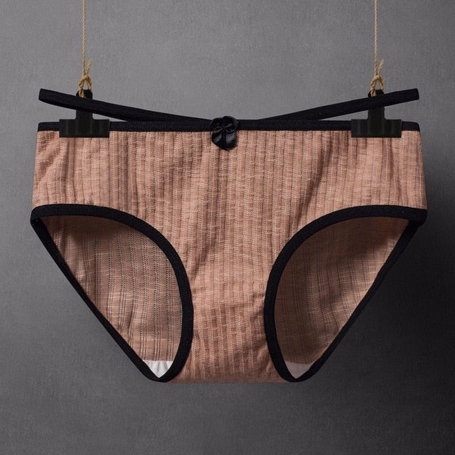 Cotton seamless girls' briefs from The Clothing Company Sydney, breathable casual underwear for women, comfortable intimate panties.