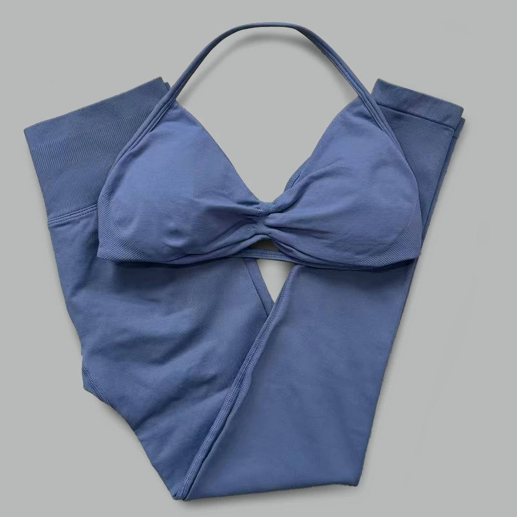 Women's seamless yoga set with halter neck sports bra and high-waisted lifting leggings 񟿿