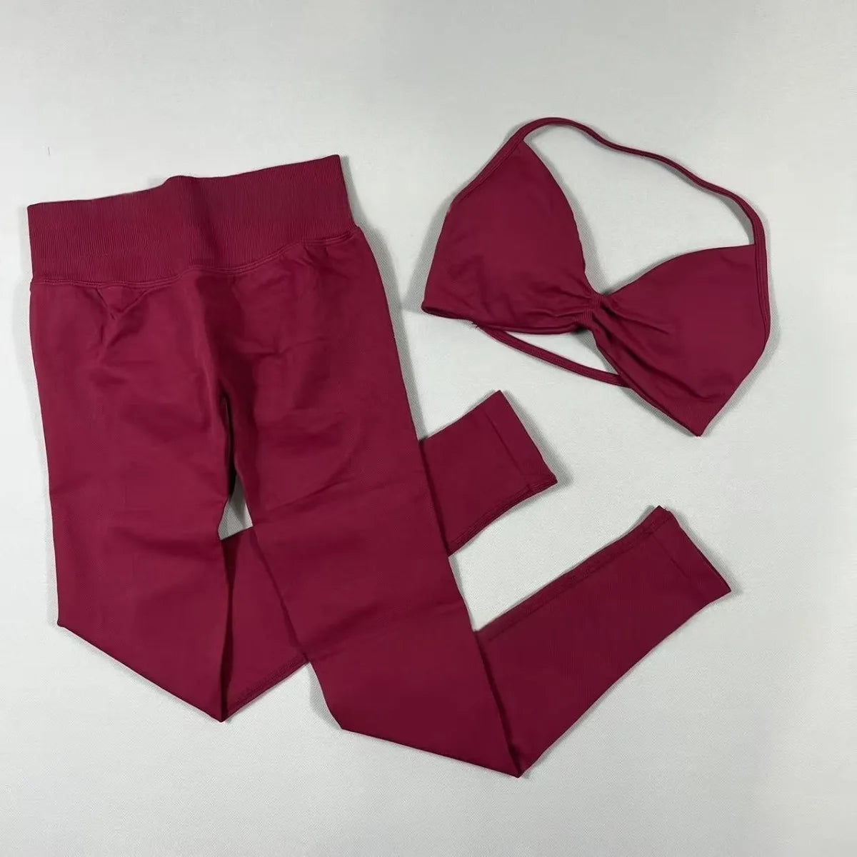 Women's seamless yoga set with halter neck sports bra and high-waisted lifting leggings in fitnesswear style