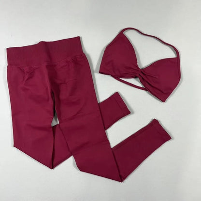 Women's seamless yoga set with halter neck sports bra and high-waisted lifting leggings in fitnesswear style